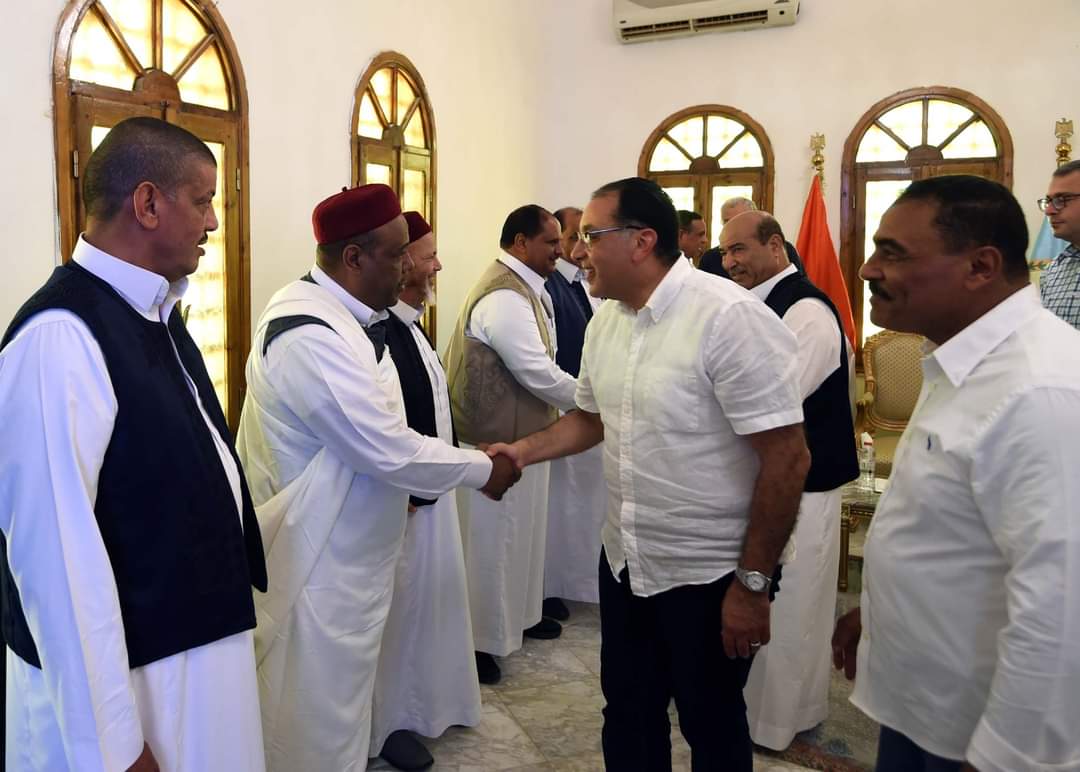 مدبولي يلتقى عددًا من كبار المشايخ والعواقل وأعضاء النواب والشيوخ فى سيوة