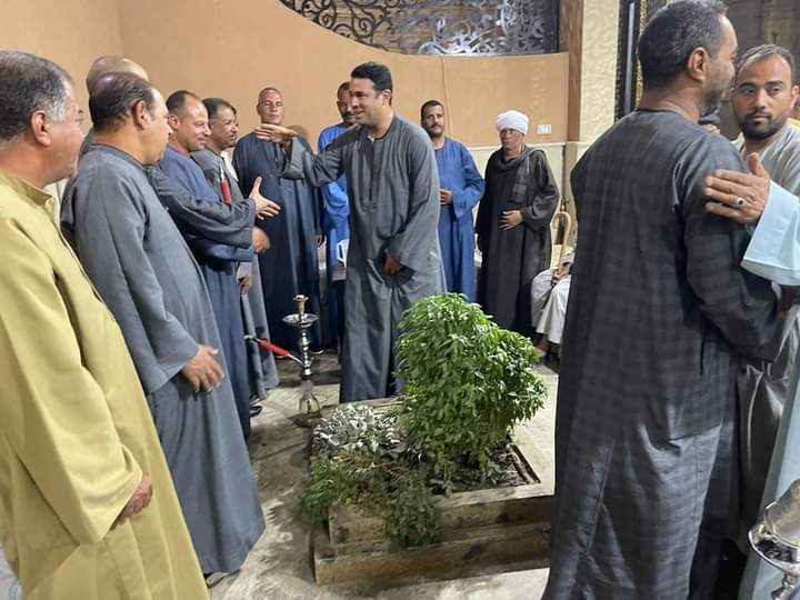 السلام.. يرفرف على "أبومناع"