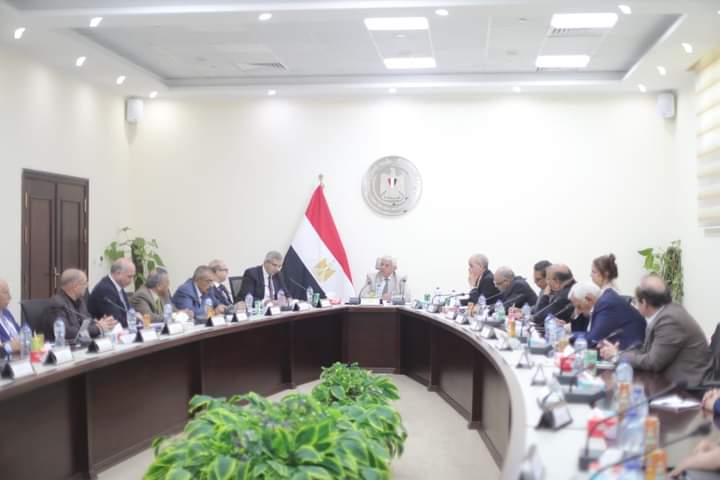 وزير التعليم العالى يترأس إجتماع المعاهد الخاصة