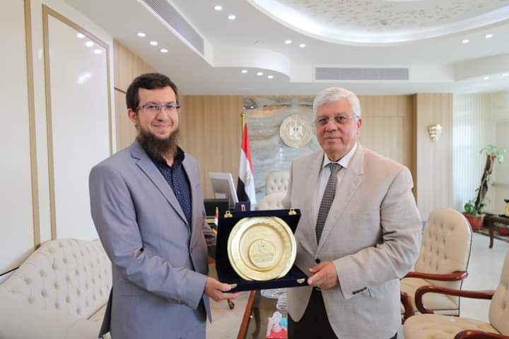 وزير التعليم العالي يكرم د. هشام عمران