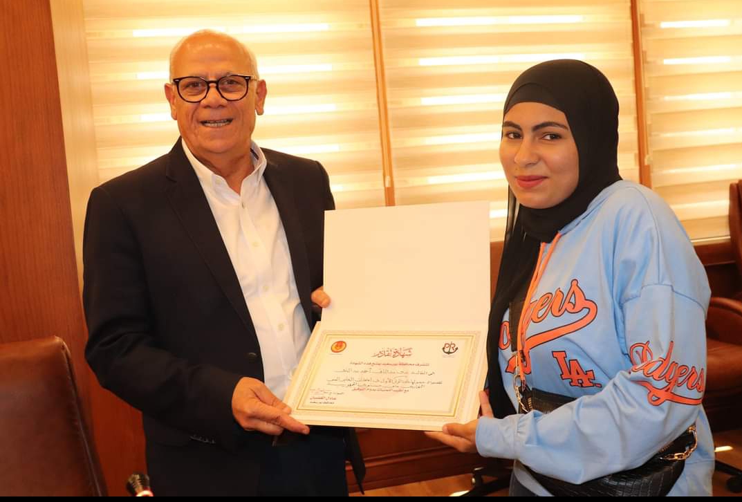محافظ بورسعيد يكرم "ندى " أولى دبلوم التجارة على مستوى الجمهورية