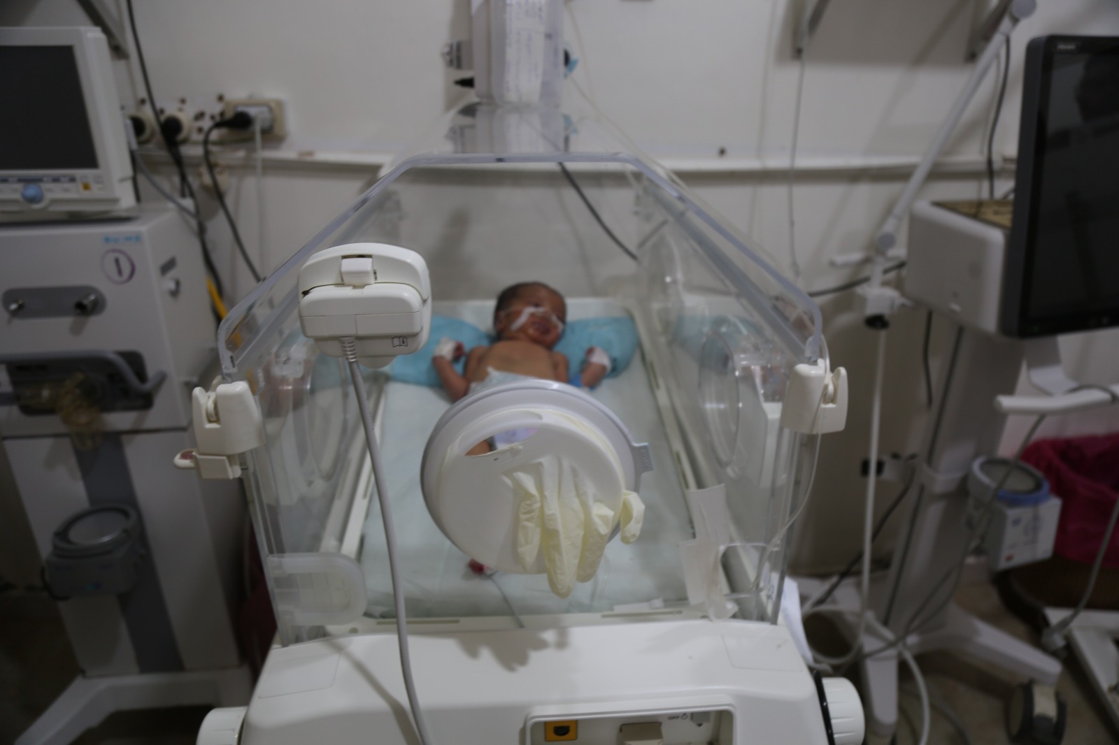 محافظ كفر الشيخ يطمئن على أطفال حريق مستشفى سيدى سالم 