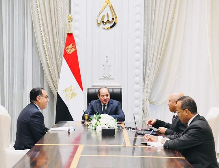 الرئيس يطلع على الموقف التنفيذي والتشغيلي لمشروعات وزارة النقل
