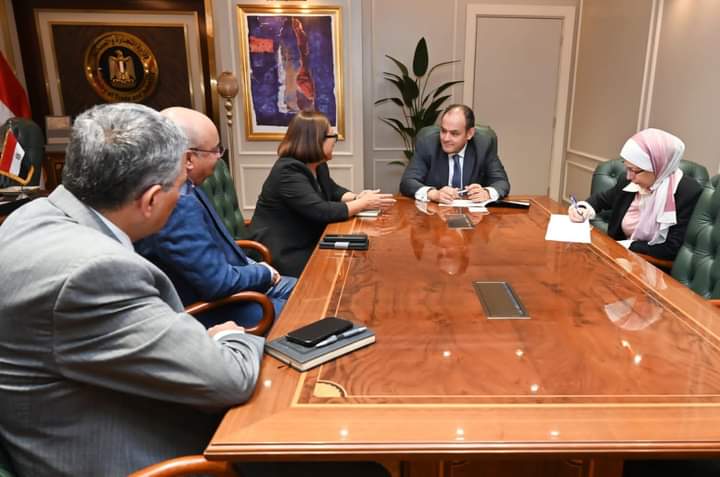 وزير التجارة يبحث مع مسؤولى جنرال موتورز إيجيبت التوسع بالسوق المصرى