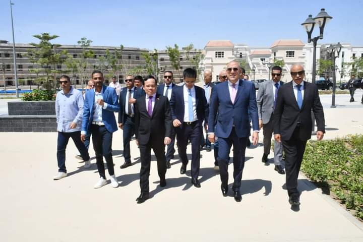 وزير الإسكان يصطحب نائب رئيس الوزراء الفيتنامى فى جولة بالعلمين الجديدة