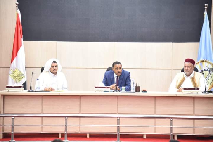 محافظ مطروح يلتقي متضررى حريق المول التجارى