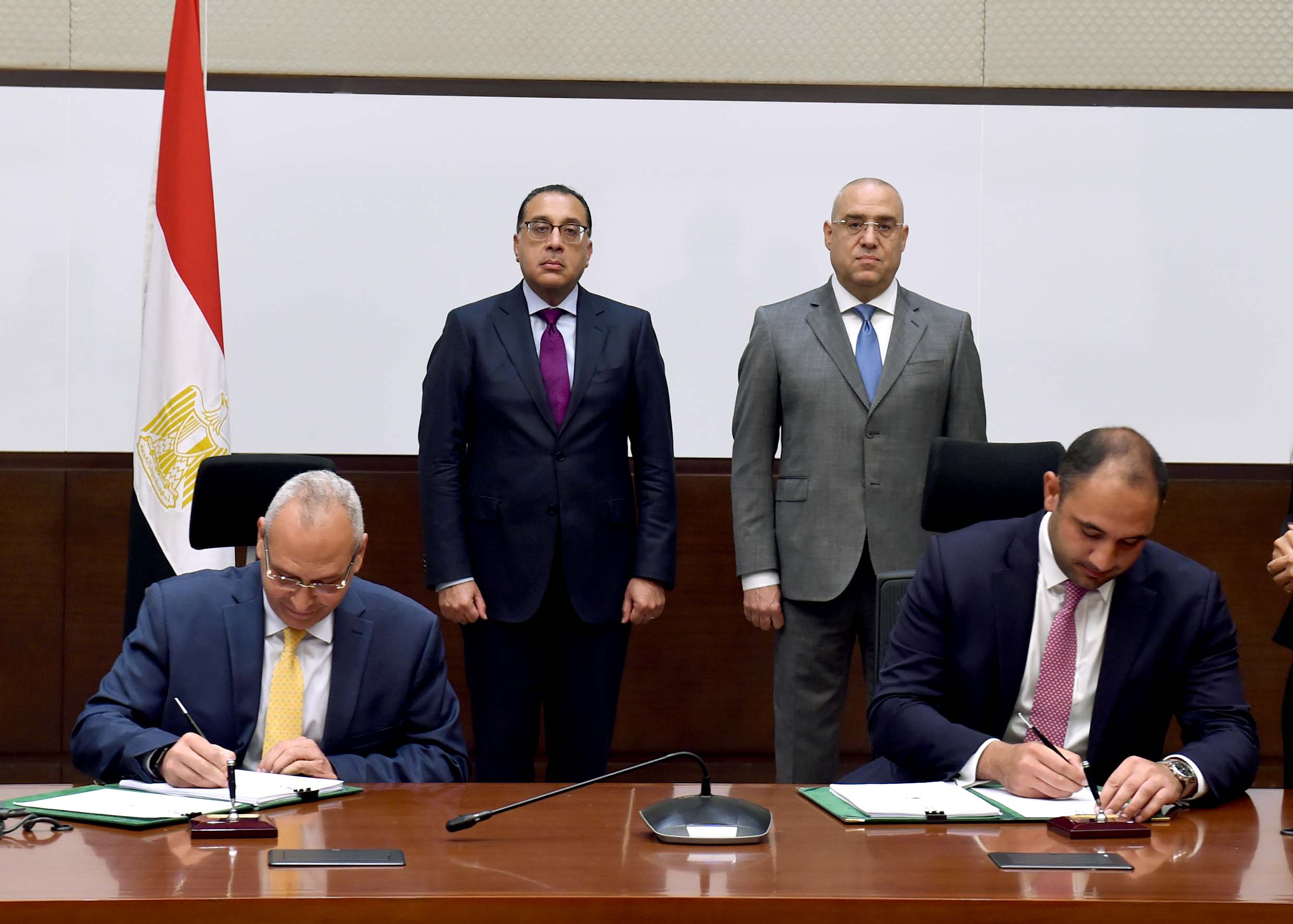 مدبولي يشهد توقيع عقد إدارة وتشغيل فندقين جديدين .. في مثلث ماسبيرو وسور مجرى العيون