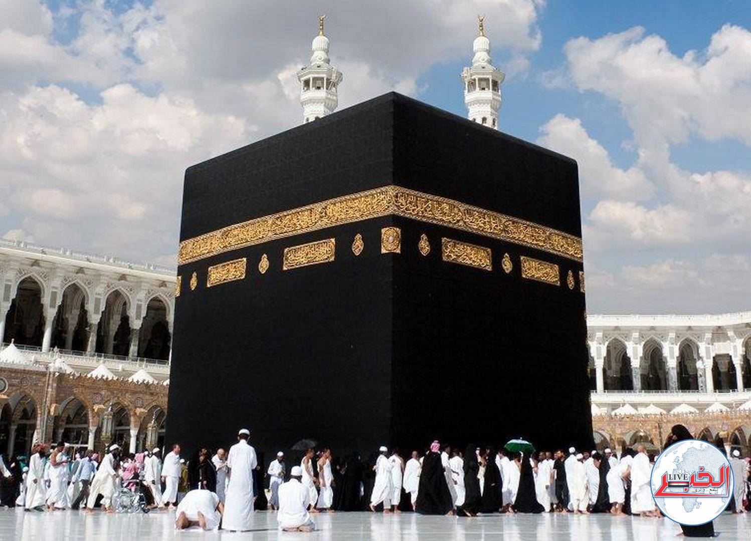 سقوط أمطار غزيرة على الكعبة أثناء صلاة المغرب .. فيديو