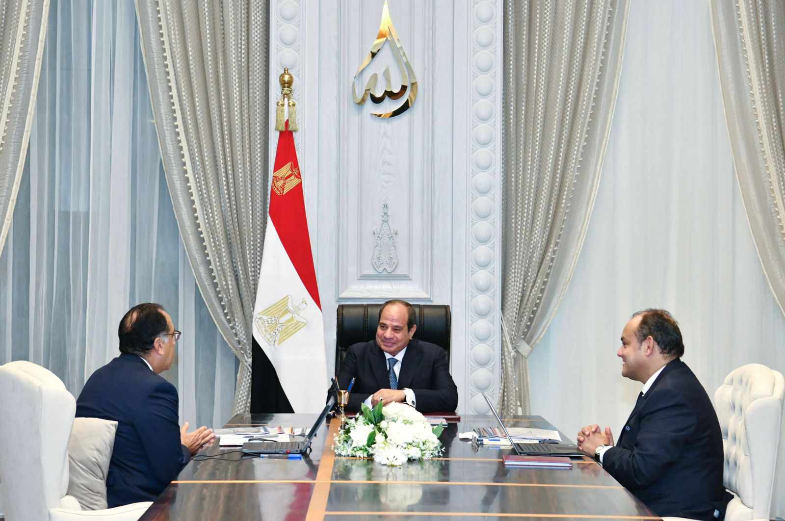 الرئيس : الصناعة..قاطرة التقدم الاقتصادى الأساسية