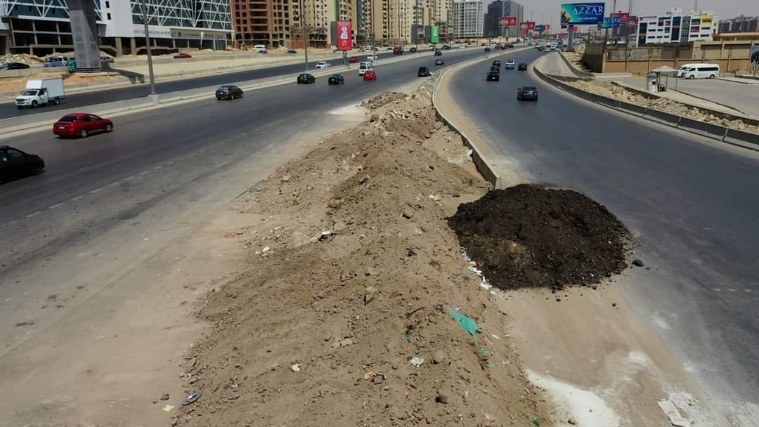 النقل تناشد المواطنين عدم إلقاء المخلفات على الطريق