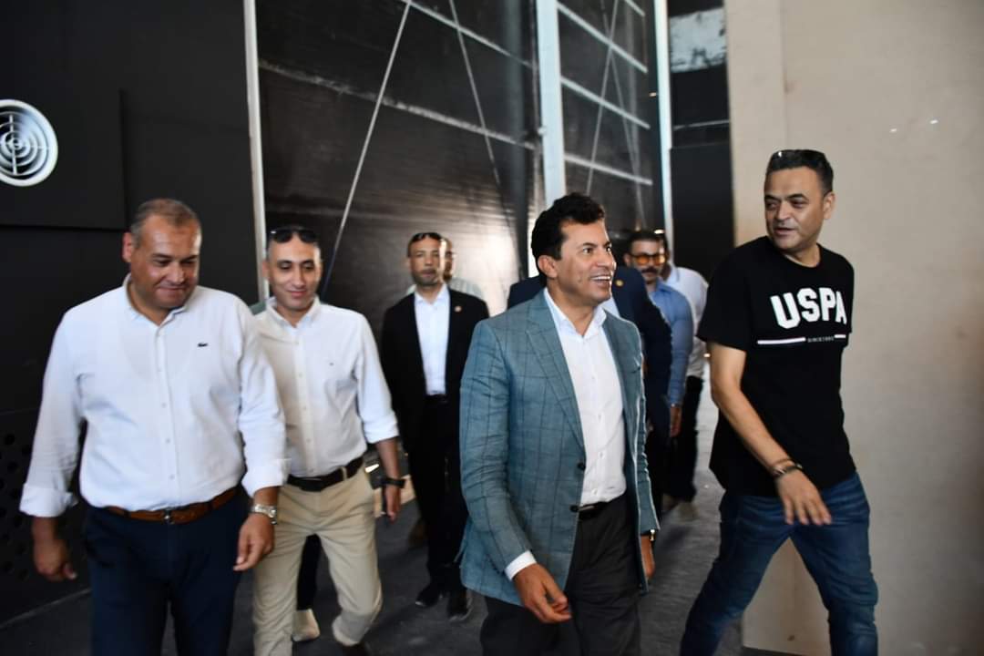 وزير الشباب يتفقد الصالة المغطاة بالعلمين