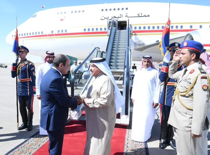 الرئيس يودع عاهل البحرين بمطار العلمين