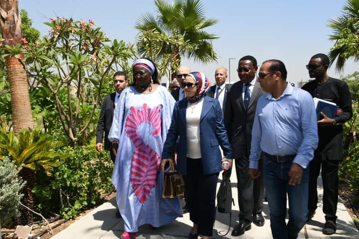 وزيرة الإسكان الكاميرونية تبدى إعجابها بتطوير المناطق غير الآمنة