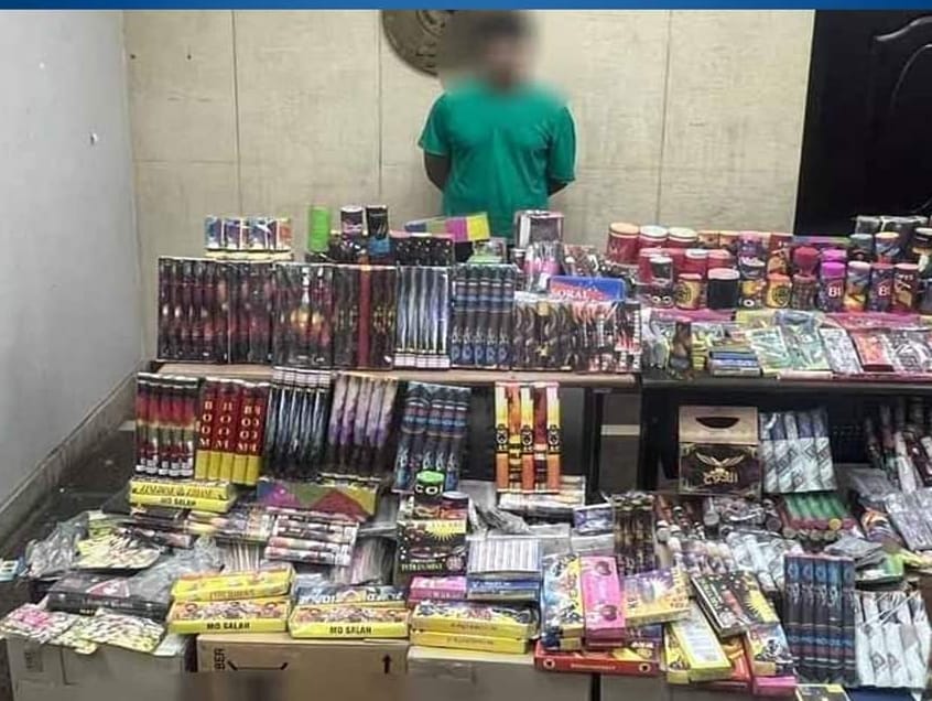 مليون قطعة ألعاب نارية.. مع تاجر المنشية 