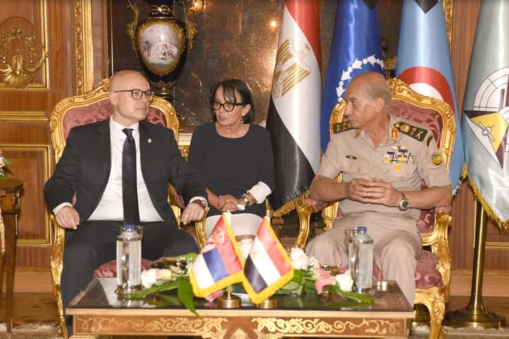 القائد العام للقوات المسلحة..يلتقى وزير الدفاع الصربى 