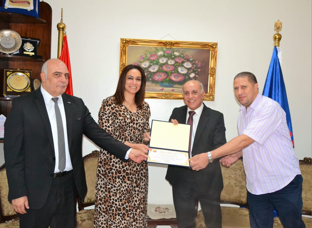 نائب محافظ البحيرة تودع البلكى..بشهادة تقدير ودرع