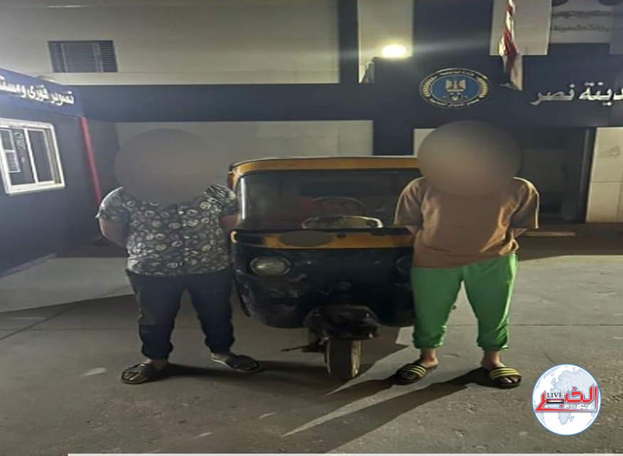 سائق التوك توك..انهال على الزبون بالشومة 