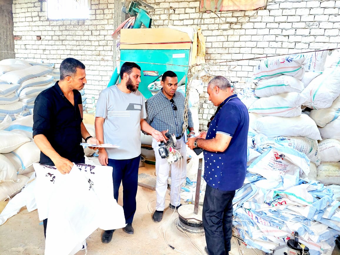 ضبط 17 طن نخالة مخلوطة بقشر الأرز..بكوم حمادة