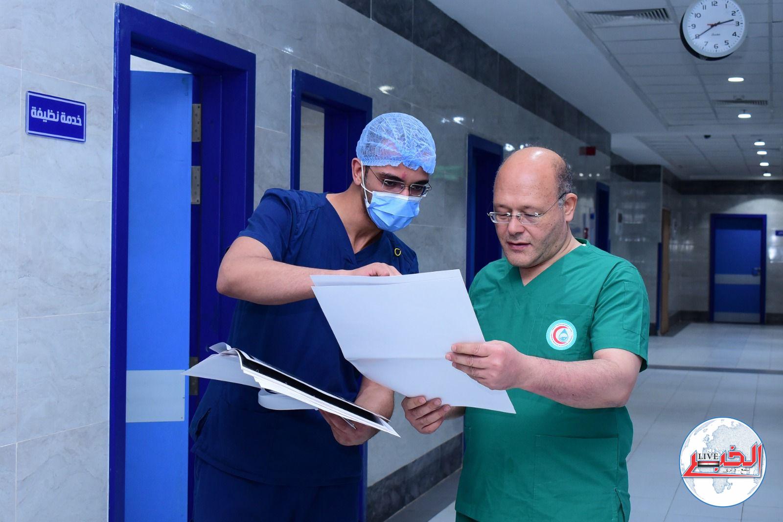 رئيس جامعة سوهاج  يجري عملتين جراحيتين للمصابين من جامعة المنصورة 