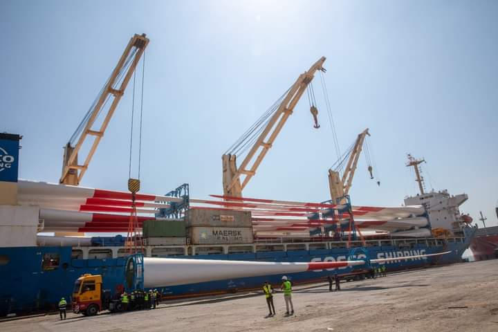 ميناء الأدبية يستقبل شحنة ريش محطات توليد الكهرباء من الرياح بطول 84 متراً