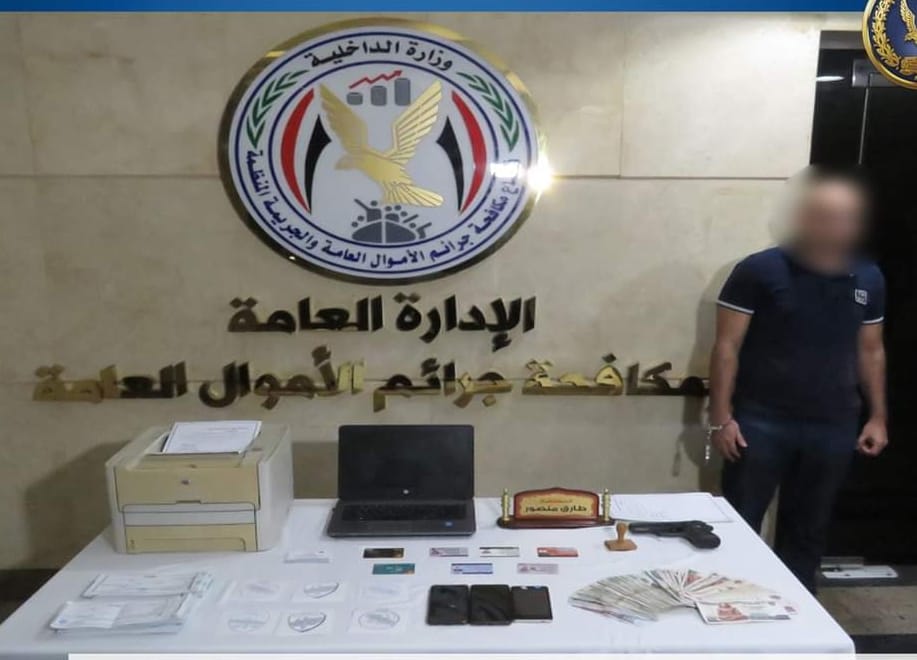 ينتحل صفة مستشار .. بـ «طبنجة صوت»