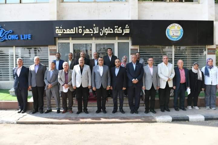 وزير الإنتاج الحربى يتفقد شركة حلوان للأجهزة المعدنية