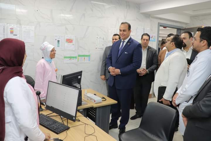 رئيس هيئة الرعاية الصحية يتفقد مركز طب أسرة حى السلام