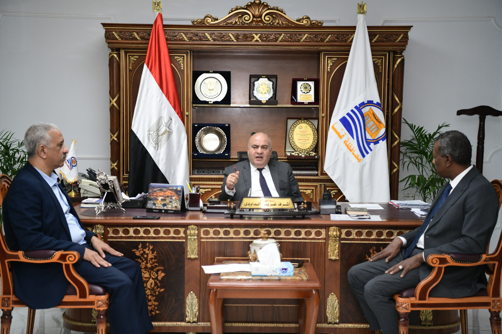 محافظ قنا يبحث إنشاء فرعين للبنك الأهلى المصرى بأبوتشت والوقف