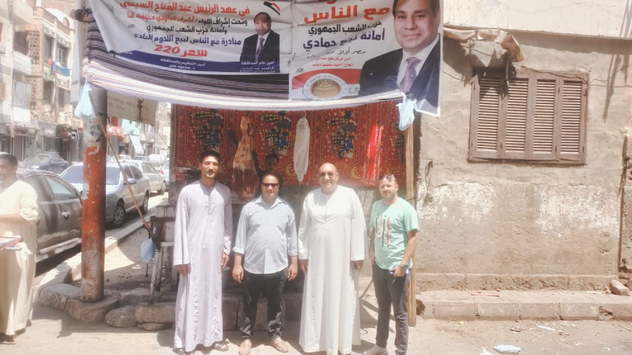 بيع اللحوم بأسعار مخفضة بنجع حمادى 