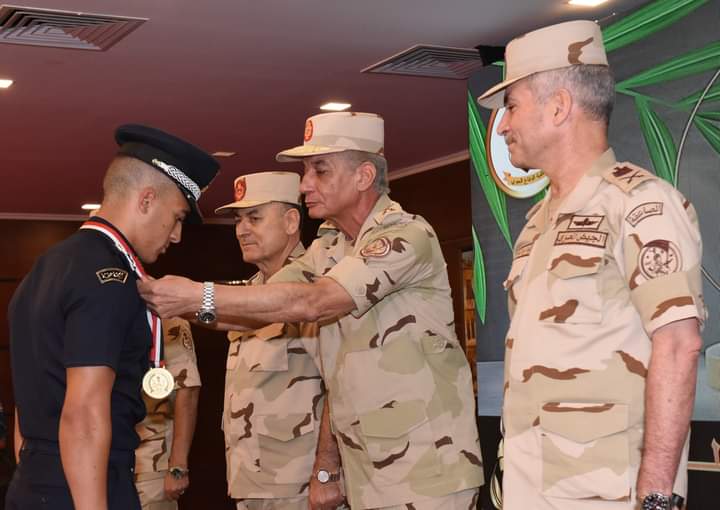 وزير الدفاع والإنتاج الحربى يلتقى بعدد من قادة القوات المسلحة 