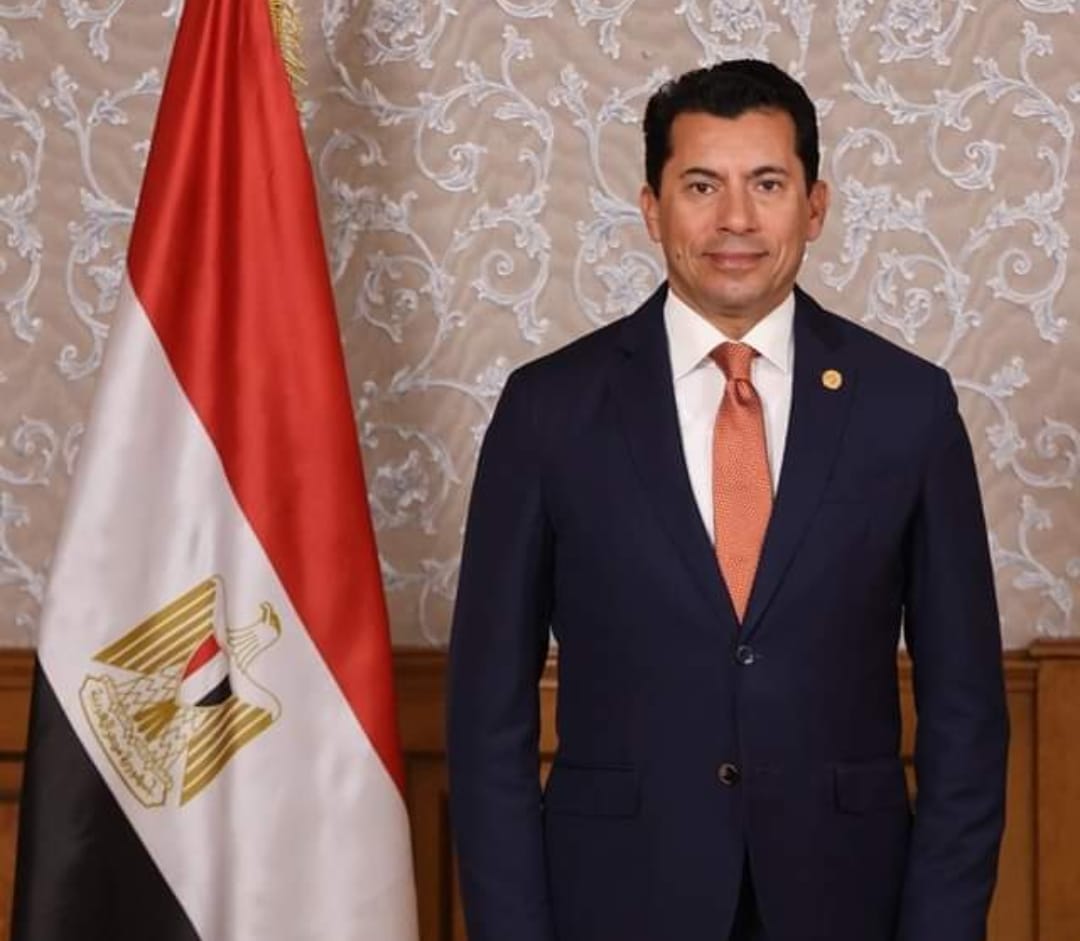 وزير الشباب والرياضة يهنئ السباح هيثم عادل بعبور المانش 