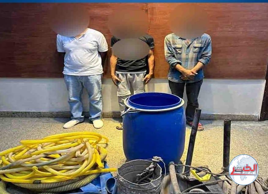 ينقبون عن الآثار داخل عقار بالقاهرة