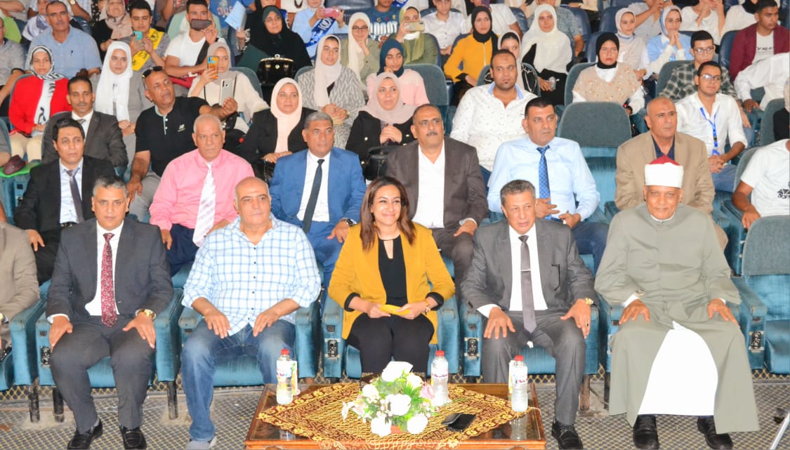نائب محافظ البحيرة .. تكرّم أوائل الثانوية العامة والأزهرية والدبلومات الفنية - الخبر لايف