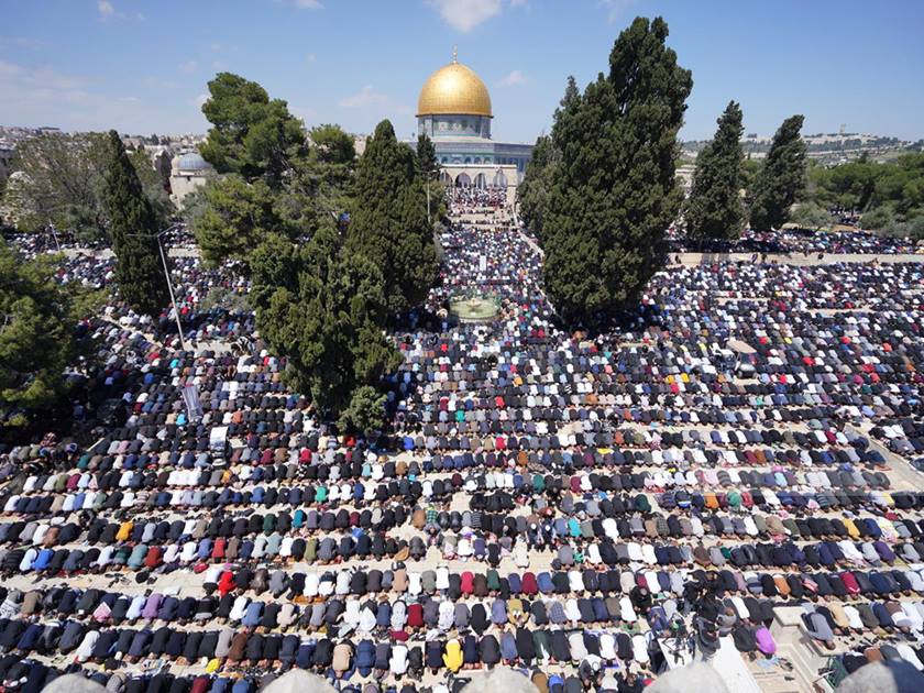 40 ألف فلسطيني يؤدون صلاة الجمعة .. في رحاب الأقصى