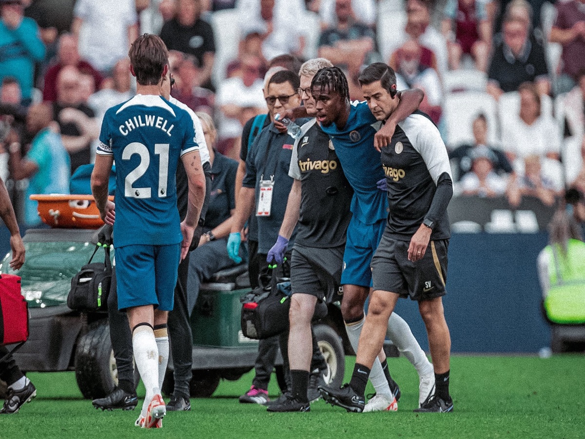 تشيلسي .. يعلن خضوع لاعب الوسط كارني تشوكويميكا لجراحة في الركبة