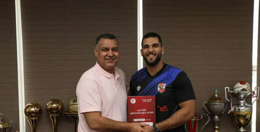 الأهلي يُعلن تجديد عقد أحمد عادل لاعب اليد لمدة 4 مواسم