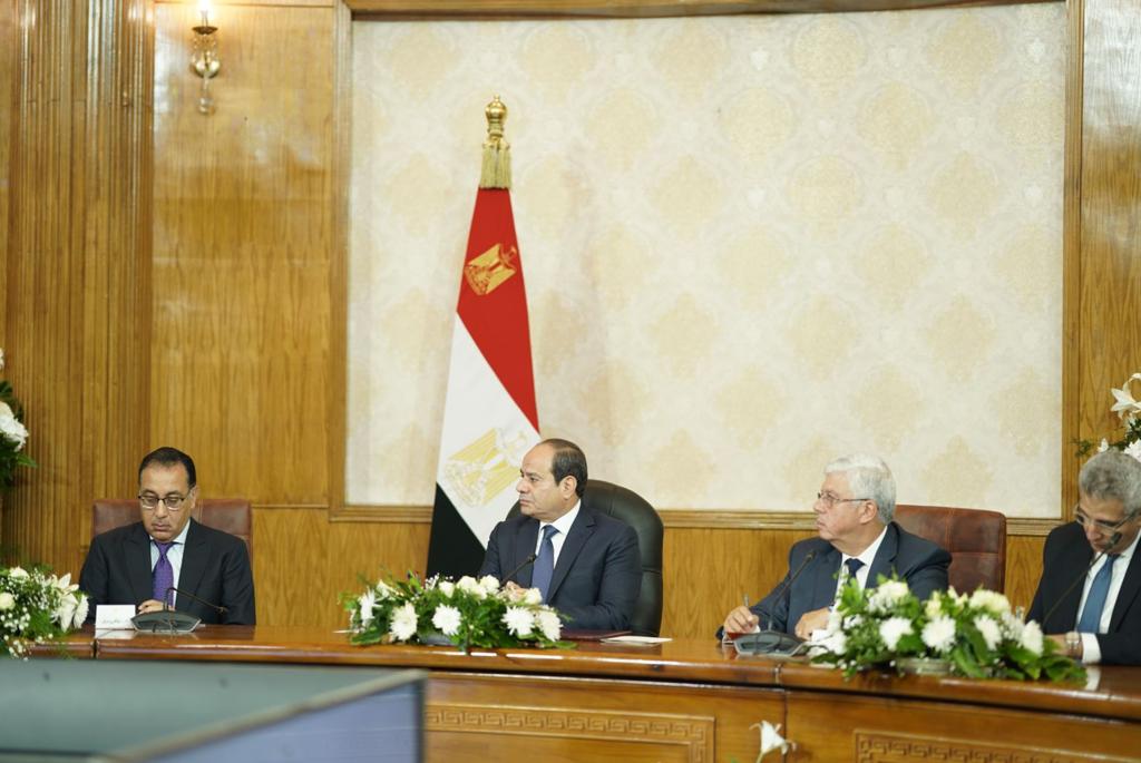 الرئيس : بالأفكار العلمية نواجه تحديات الدولة المصرية
