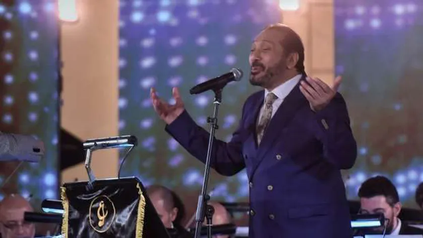 بدء حفل علي الحجار علي مسرح  نقابة الصحفيين