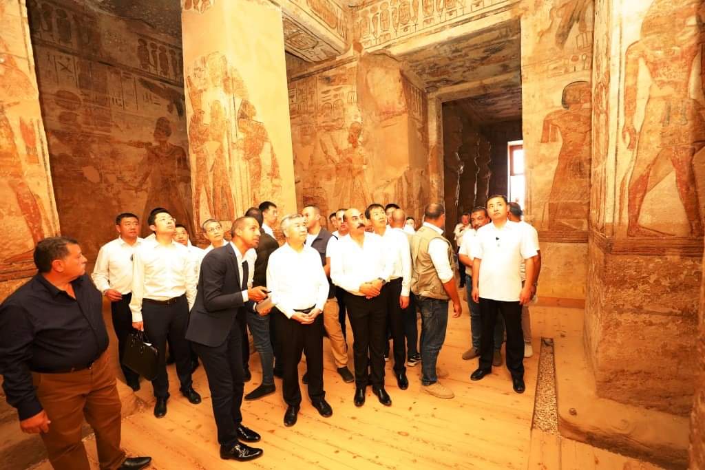 انبهار برلمانى صينى بعظمة وعراقة الحضارة المصرية بأبوسمبل السياحية 