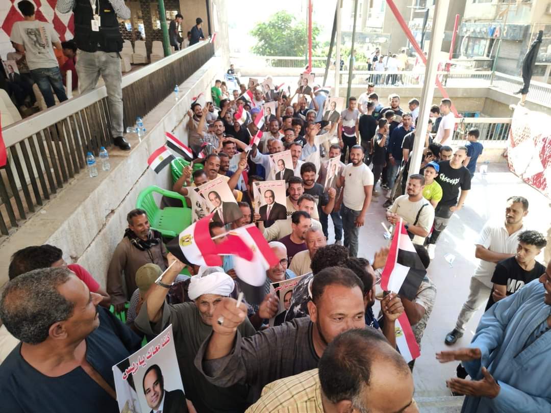 فى حب السيسى..إقبال كبير على الشهر العقارى لعمل توكيلات للترشح لانتخابات الرئاسة