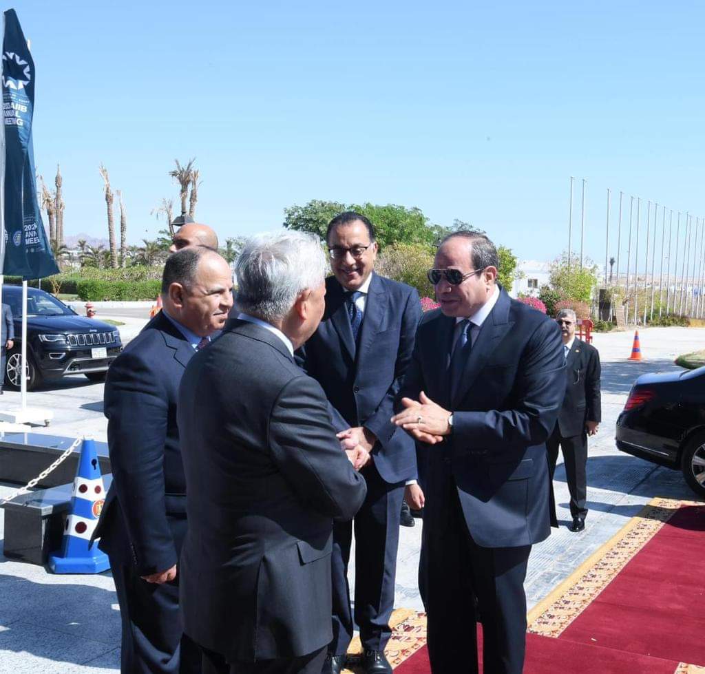 الرئيس يصل إلى مقر انعقاد اجتماعات البنك الآسيوي للاستثمار بشرم الشيخ