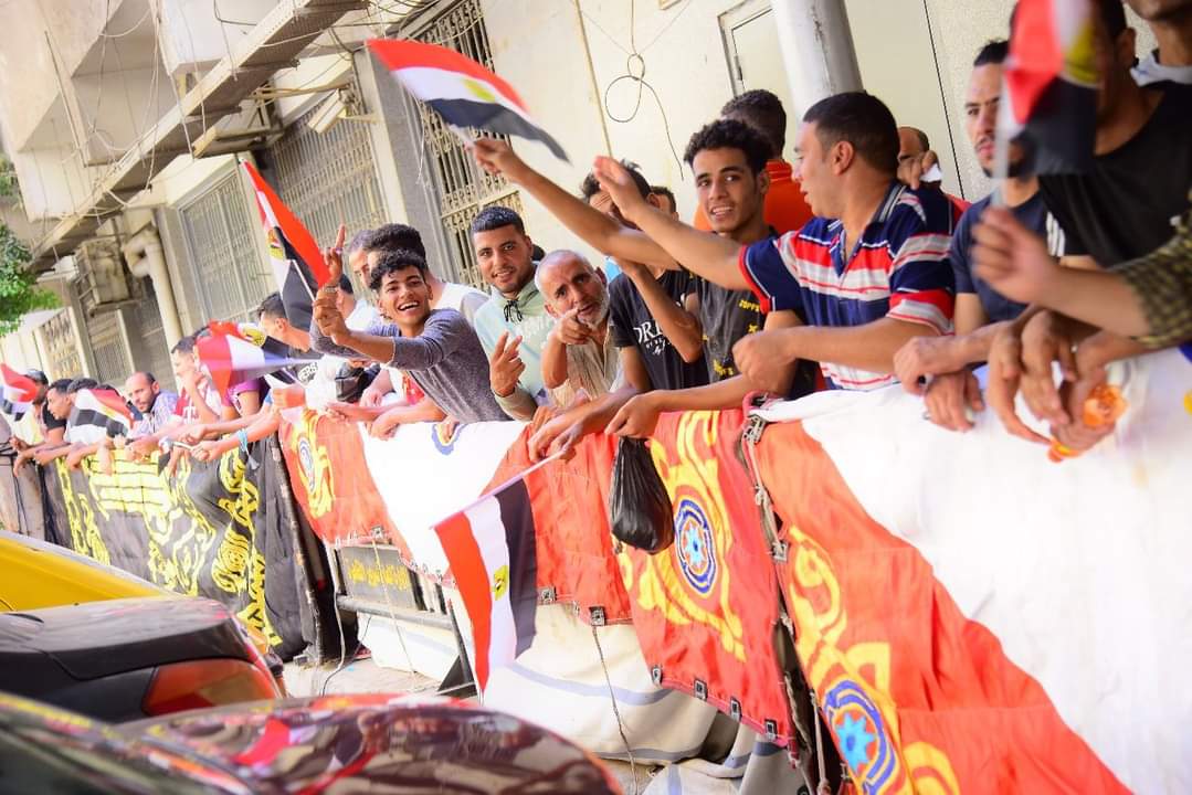 لليوم الثالث على التوالى..توافد كبير للمواطنين على مقرات الشهر العقارى بالقاهرة لإجراء توكيلات للرئيس السيسى 