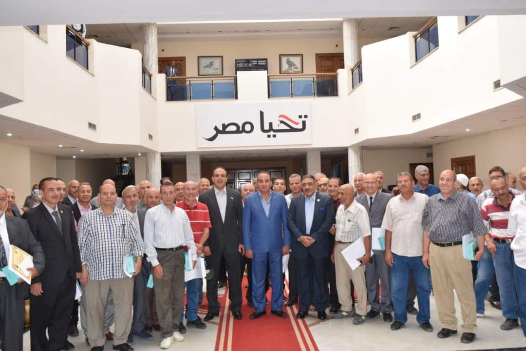 مصنع 200 الحربى يكرم 99 عاملا بلغوا السن القانونية