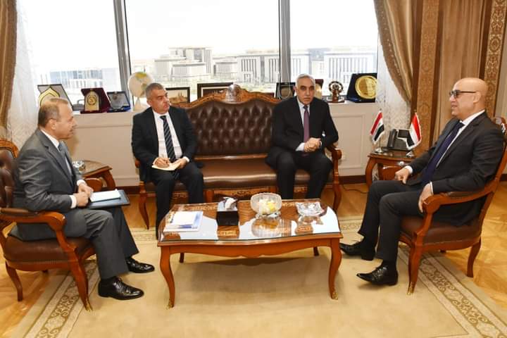 وزير الإسكان يبحث مع السفير العراقى بالقاهرة التعاون بين البلدين