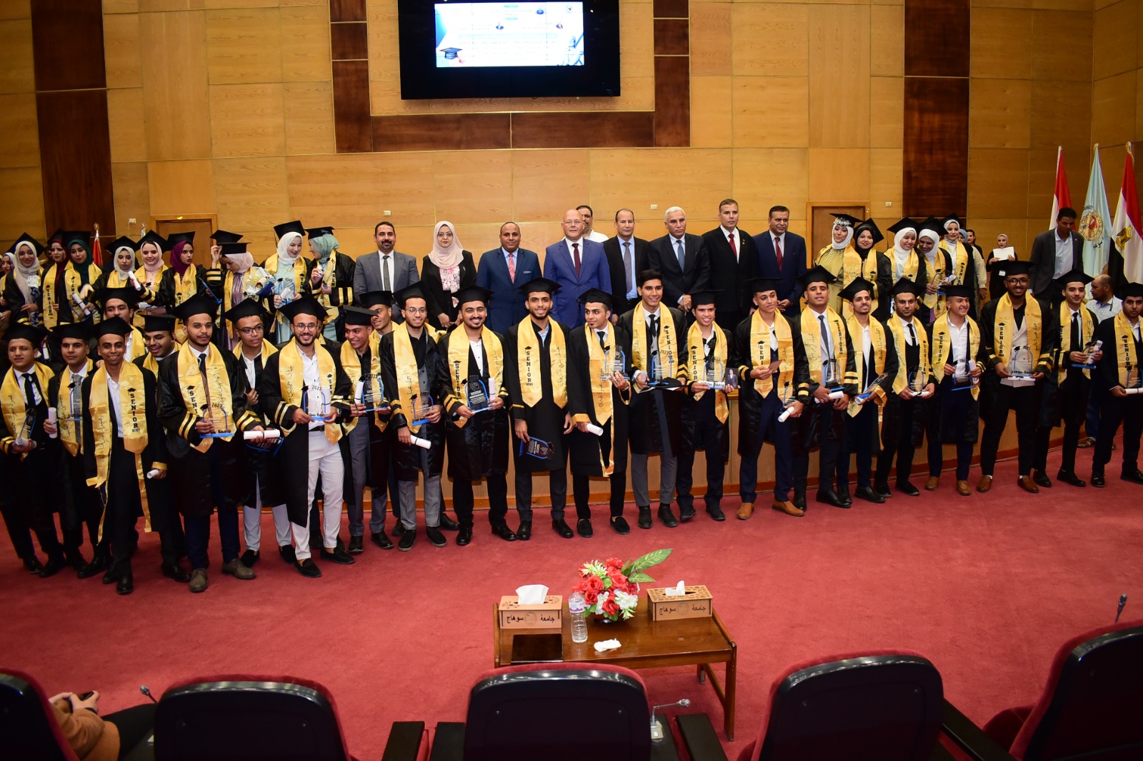 رئيس جامعة سوهاج يشهد حفل تخرج الدفعة الأولى لكلية الحاسبات والذكاء الاصطناعى ويعلن تعيين 9 معيدين 