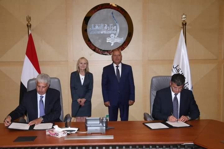 وزير النقل يشهد توقيع عقد تنفيذ أعمال البنية الأساسية والأنظمة لمترو الإسكندرية أبو قير – محطة مصر 