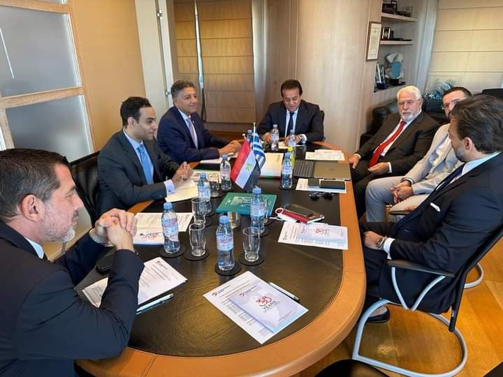 وزير الصحة يبحث التعاون مع مسئولى مجموعة «أثينا الطبية» 