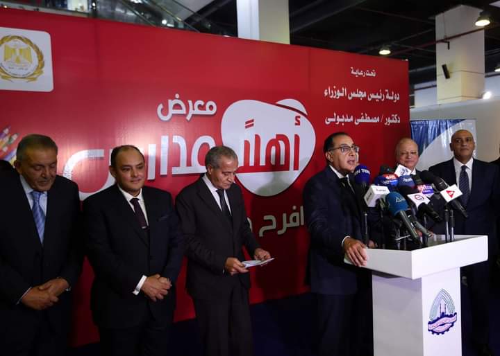 مدبولى : المنتج المصرى يمثل الغالبية العظمى بمعرض "أهلاً مدارس"