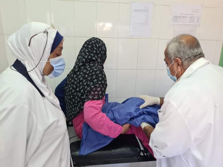 الكشف على 1135 مواطن خلال قافلة طبية بقرية العزيمة بالتحرير 