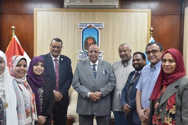 رئيس جامعة الأقصر يستقبل وفد مكتبة مصر العامة 